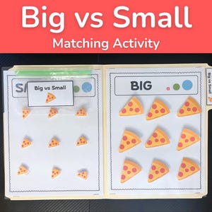 Puede incluir: Una carpeta de actividad de clasificación Big vs Small con dos columnas de gráficos de porciones de pizza. El lado izquierdo está etiquetado como Small con nueve porciones pequeñas, y el derecho como BIG con nueve porciones más grandes. Incluye una bolsa de plástico con un icono de pizza.