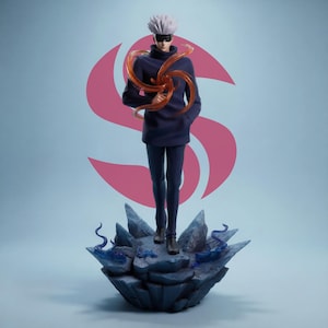 Puede incluir: Figura detallada de un personaje con un atuendo azul oscuro, botas negras y una venda blanca. La figura se encuentra sobre una base rocosa con detalles azules, sosteniendo un efecto de energía naranja. Un diseño en espiral rosa se encuentra en el fondo.