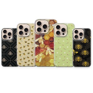Puede incluir: Cinco fundas para teléfono con diseños de abejas. Las fundas presentan varios patrones, incluyendo panales, abejas y formas geométricas. Los colores incluyen negro, amarillo, verde y marrón. Las fundas están diseñadas para un teléfono inteligente.