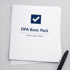 以下が含まれることがあります： 「DPA Basic Pack」と「Premium Legal Template」のテキストが濃い青色で書かれた白い紙の束。上部には濃い青色のチェックマークアイコンがあります。黒いペンが右下隅にあります。
