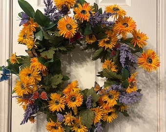 Vlinderkrans met gouden en lavendelkleurige bloemen