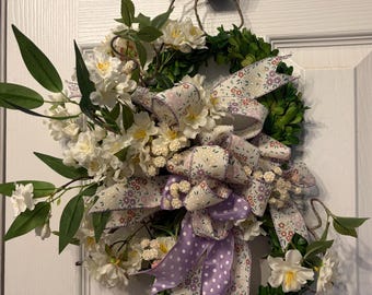 Guirlanda de jardim campestre com flores de cerejeira e fita de lavanda