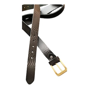 以下が含まれることがあります： ヘビ革の質感の革製ベルトのコレクション。ベルトは茶色と黒の色合いで、金色のバックルが付いています。ベルトはズボンと一緒に使用するように設計されています。