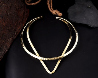 Collier ras de cou minimaliste en laiton, collier géométrique doré, tour de cou tendance fait main, bijoux bohèmes modernes, tour de cou tribal en laiton