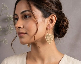 Handgemaakte messing filigraanbladoorbellen, boho-hartsieraden