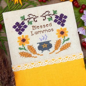 Puede incluir: Una taza de cerámica blanca con asa negra y el texto "But First, Coffee" en negrita negra. La taza se encuentra sobre un fondo borroso, sugiriendo un ambiente acogedor.