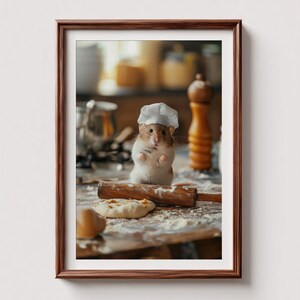 Puede incluir: Una impresión enmarcada que muestra un hámster con un gorro de chef, de pie sobre una superficie de madera con harina, un rodillo y masa. El fondo incluye elementos de cocina como un molinillo de pimienta y un recipiente de metal.