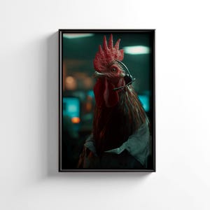 Puede incluir: Impresión enmarcada de un gallo con auriculares, sobre un fondo borroso de pantallas de ordenador. El gallo tiene una cresta y una papada rojas vibrantes, con plumas marrones y negras. La impresión está en un marco negro.