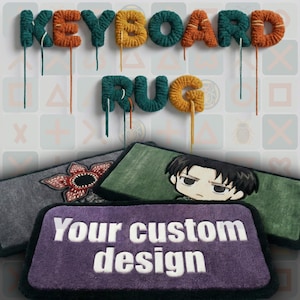 Op de afbeelding: Een display van op maat gemaakte keyboard tapijten met de woorden "KEYBOARD RUG" in kleurrijk, getextureerd garen. Daaronder een paars tapijt met "Your custom design" in witte tekst, samen met andere tapijten met karakterontwerpen.