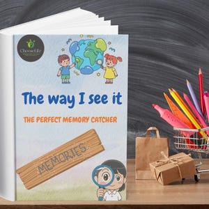 Puede incluir: Un libro titulado "The way I see it" con una ilustración de niños y un globo terráqueo. El libro también presenta el texto "THE PERFECT MEMORY CATCHER" y la palabra "MEMORIES" en una tabla de madera. Un carrito de compras lleno de bolígrafos y lápices coloridos está al lado del libro.