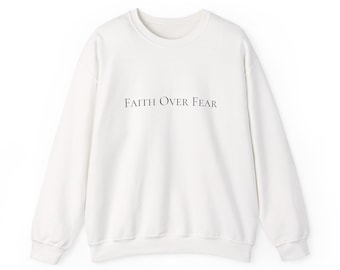 Sudadera de cuello redondo "Fe sobre el miedo" / Ropa cristiana minimalista
