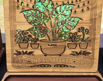Un alegre y luminoso organizador de libros de madera grabada con incrustaciones de vidrieras que representan un amanecer.