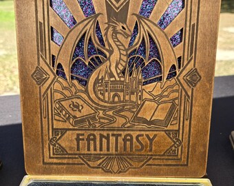 Un organizador de libros de madera grabado con temática de aventuras e incrustaciones de purpurina de vidrieras.