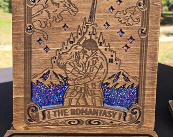 Un organizador de libros de madera grabado, inspirado en la fantasía romántica, con incrustaciones de purpurina.