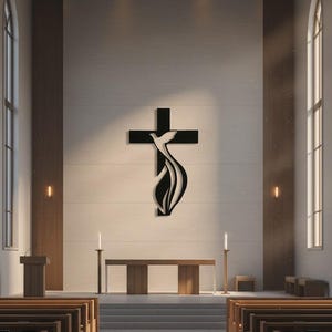 Puede incluir: Una cruz negra con una paloma blanca y líneas fluidas está montada en una pared clara. La imagen muestra el interior de una iglesia con bancos, un altar de madera y dos velas encendidas. La escena está bañada en luz suave.