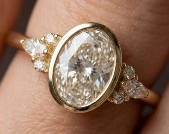 Anillo de compromiso con bisel de moissanita ovalada de 2 quilates, anillo de diamantes con racimo marquesa, oro de 14k, anillo nupcial único, anillo ovalado minimalista para mujer, estilo art déco.