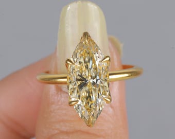 Anillo de compromiso solitario de oro amarillo marquesa de 3 quilates con engaste tipo tulipán. Anillo de compromiso moderno y único para mujer. Regalo ideal para una propuesta de matrimonio.
