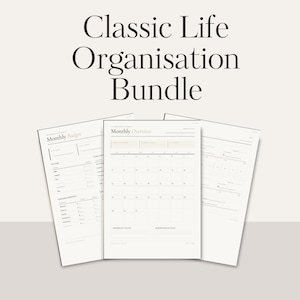 Op de afbeelding: Een bundel van drie beige papieren vellen met de tekst "Classic Life Organisation Bundle". De vellen bevatten een maandbudget, een maandoverzichtkalender en een takenlijst. Minimalistisch ontwerp.