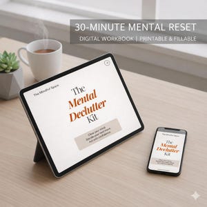 Pode incluir: Um caderno de trabalho digital "The Mental Declutter Kit" exibido em um tablet e smartphone. O tablet está em um suporte. O texto "30-MINUTE MENTAL RESET" está no topo. Uma xícara de café e uma pequena planta também são visíveis.
