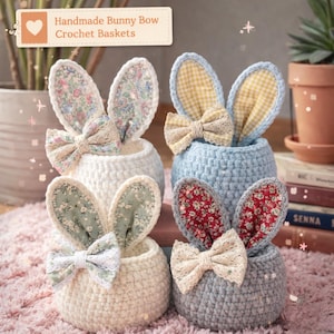 Puede incluir: Cestas de conejito de ganchillo hechas a mano en blanco, azul y gris, cada una con orejas forradas de tela y un lazo decorativo. El texto de la imagen dice "Handmade Bunny Bow Crochet Baskets."