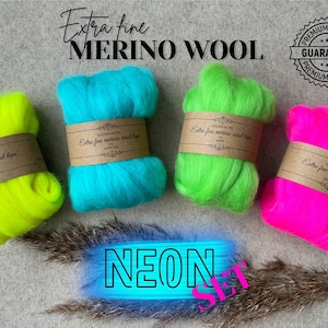 Könnte beinhalten: Vier Bündel extrafeiner Merinowolle in Neonfarben: Gelb, Türkis, Grün und Pink. Jedes Bündel ist mit einem braunen Papierband umwickelt. Das Wort "NEON" steht in einem blauen Neon-Schild.