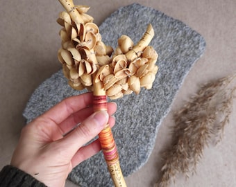 Sonaglio in guscio di pistacchio, realizzato a mano in legno di nocciolo naturale, strumento a percussione per meditazione e guarigione sonora.