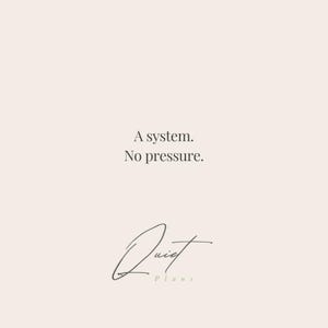 Puede incluir: Un dise&ntilde;o minimalista con el texto "A system. No pressure." en una fuente sencilla. La palabra "Quiet" est&aacute; escrita en cursiva, con "Plans" debajo, en un color beige claro.