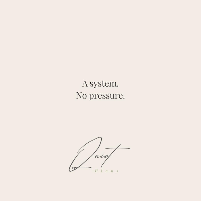 Puede incluir: Un dise&ntilde;o minimalista con el texto "A system. No pressure." en una fuente sencilla. La palabra "Quiet" est&aacute; escrita en cursiva, con "Plans" debajo, en un color beige claro.