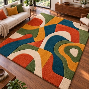 Könnte beinhalten: Ein rechteckiger Teppich mit einem auffälligen, abstrakten geometrischen Muster aus geschwungenen und organischen Formen. Das Design umfasst eine lebendige Farbpalette aus dunklem Petrol, Rostorange, Senfgelb, Olivgrün und Cremeweiß.