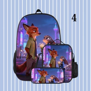 Pode incluir: Um conjunto de mochila, lancheira e estojo com o tema Zootopia. A mochila &eacute; preta com uma imagem grande de Nick Wilde e Judy Hopps em frente a um horizonte urbano. A lancheira e o estojo apresentam os mesmos personagens e cena.