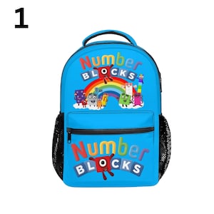 以下が含まれることがあります： 鮮やかな青色のバックパックで、カラフルな文字で「Number Blocks」と書かれています。 バックパックには大きなフロントポケットとメッシュのサイドポケットがあります。 デザインには漫画のキャラクターと虹が含まれています。
