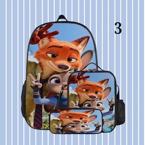Pode incluir: Um conjunto de mochila, lancheira e estojo com o tema Zootopia. O conjunto apresenta os personagens Nick Wilde e Judy Hopps em um fundo de c&eacute;u azul. O n&uacute;mero "3" &eacute; vis&iacute;vel no fundo.