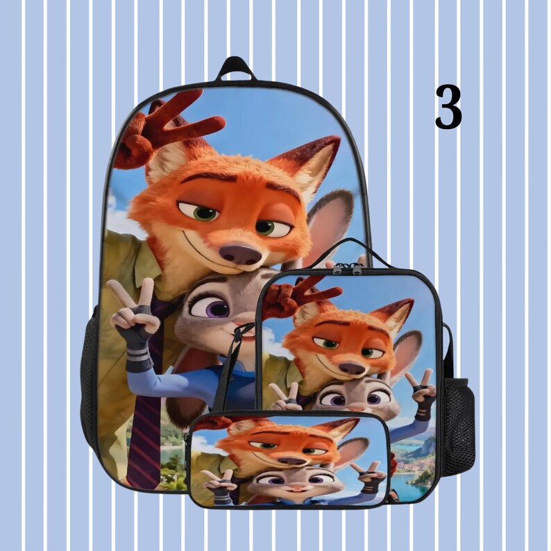 Pode incluir: Um conjunto de mochila, lancheira e estojo com o tema Zootopia. O conjunto apresenta os personagens Nick Wilde e Judy Hopps em um fundo de c&eacute;u azul. O n&uacute;mero "3" &eacute; vis&iacute;vel no fundo.