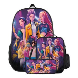 Może przedstawiać: Czarny zestaw plecaka, torby na lunch i piórnika. Zestaw zawiera żywą ilustrację grupy animowanych postaci w fioletowo-żółtej kolorystyce. Plecak posiada boczną kieszeń i regulowane paski.