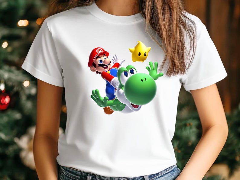 Op de afbeelding: Wit T-shirt met een kleurrijke afbeelding van Mario die op Yoshi rijdt, vergezeld van een gele ster. Het ontwerp is gecentreerd op het shirt. Het T-shirt is gemaakt van een zacht, comfortabel materiaal.