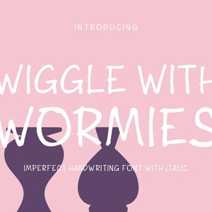 Könnte beinhalten: Eine hellrosa Grafik mit dem weißen Text INTRODUCING, WIGGLE WITH WORMIES und IMPERFECT HANDWRITING FONT WITH ITALIC. Drei dunkelviolette Vasensilhouetten sind entlang der Unterkante des rechteckigen Designs angeordnet.