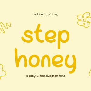 Op de afbeelding: Een digitale afbeelding met de tekst "introducing step honey a playful handwritten font" in een opvallende gele kleur. De achtergrond is lichtcrème en versierd met eenvoudige gele lijntekeningen van twee bloemen en twee kronkelende lijnen.