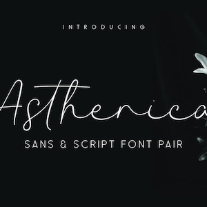 Peut inclure: Fond noir avec texte blanc indiquant "Introducing Asthenica Sans & Script Font Pair". Une fleur de lys blanche est sur le côté droit de l'image.