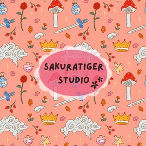 Może przedstawiać: Powtarzający się wzór na brzoskwiniowym tle z fantazyjnymi ilustracjami. Projekt zawiera grzyby z czerwonymi czapkami, róże, miecze, korony, butelki z miksturami, chmury i tekst "SAKURATIGER STUDIO".
