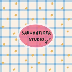 Könnte beinhalten: Digitale Illustration mit hellblauem und weißem Karomuster und verstreuten gelben Sternen. Ein rosa Oval mit dem Text "SAKURATIGER STUDIO" ist zentriert, mit einer kleinen Blumen-Grafik.