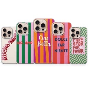 Op de afbeelding: Vijf telefoonhoesjes met kleurrijke ontwerpen en tekst. De hoesjes hebben verschillende patronen, waaronder strepen en golvende lijnen, en zinnen als "Mucho Amor" en "Ciao Bella". De hoesjes zijn ontworpen voor een smartphone.