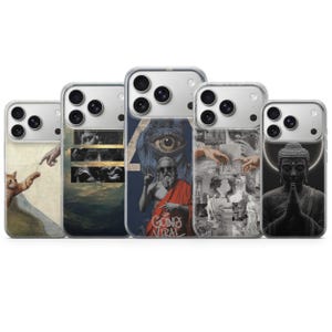 Può includere: Una collezione di cinque custodie per telefono con vari design artistici. Le custodie presentano immagini di un gatto che si protende verso una mano, sculture classiche, una figura con occhiali da sole e la scritta "GOING VIRAL", un collage di mani e statue e una statua di Buddha.