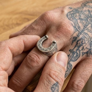 Mens Horseshoe Ring, 925 Sterling Silver Western Ring, Engraved Vine Band, Cowboy Ring, Rustic Jewelry, Gift for Him image 3