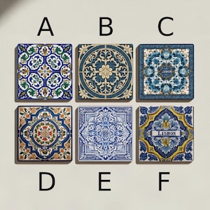 K&ouml;nnte beinhalten: Sechs quadratische Keramikfliesen mit aufwendigen, farbenfrohen Mustern. Die Designs umfassen Blumenmotive, geometrische Formen und das Wort "LISBON" auf zwei Fliesen. Die Fliesen weisen eine Vielzahl von Farben auf, darunter Blau, Wei&szlig;, Gelb, Gr&uuml;n und Orange.