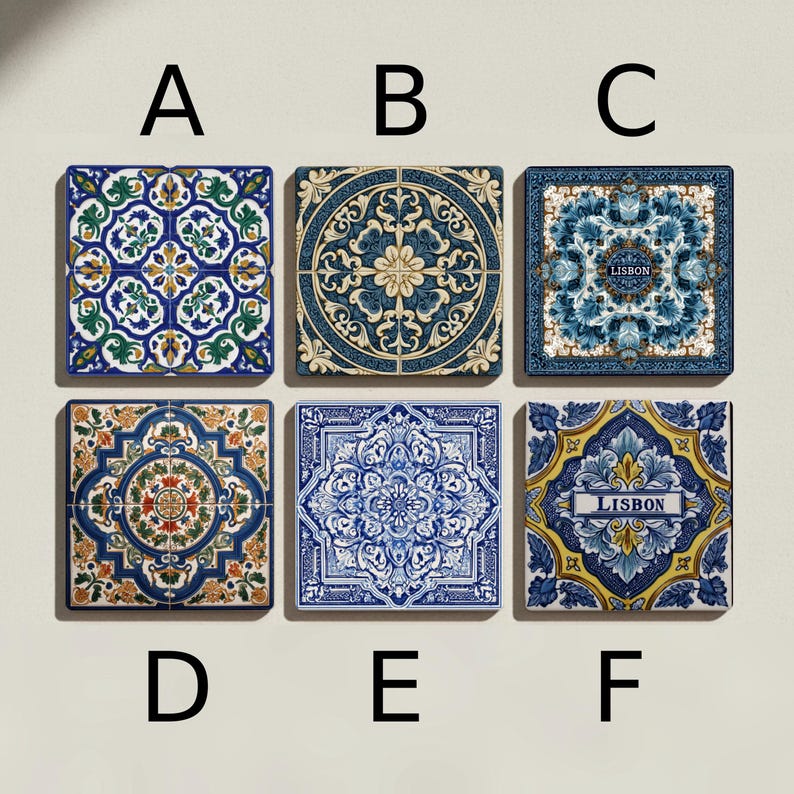 K&ouml;nnte beinhalten: Sechs quadratische Keramikfliesen mit aufwendigen, farbenfrohen Mustern. Die Designs umfassen Blumenmotive, geometrische Formen und das Wort "LISBON" auf zwei Fliesen. Die Fliesen weisen eine Vielzahl von Farben auf, darunter Blau, Wei&szlig;, Gelb, Gr&uuml;n und Orange.