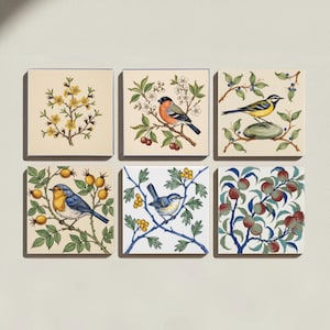 Op de afbeelding: Een set van zes vierkante keramische tegels met gedetailleerde botanische en vogelillustraties. De ontwerpen tonen diverse vogels op takken met gele bloemen, kersen, bessen en groene bladeren, uitgevoerd in een klassieke, kleurrijke stijl.