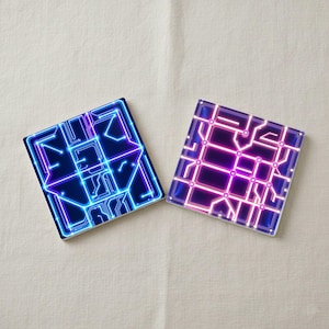 Peut inclure: Deux dessous de verre carrés avec un motif géométrique. L'un présente un motif de circuit imprimé bleu et violet de style néon sur fond bleu foncé. L'autre a un motif de circuit imprimé néon rose et violet.
