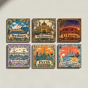 Pode incluir: Um conjunto de seis porta-copos quadrados com ilustrações coloridas de marcos australianos. Cada porta-copos exibe o nome de uma cidade ou local: Sydney, Melbourne, Uluru, Brisbane, Perth e Gold Coast, rodeados por bordas decorativas.