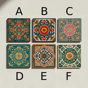 Può includere: Sei piastrelle decorative quadrate con intricati disegni floreali e geometrici. Le piastrelle presentano una varietà di colori, tra cui verde acqua, arancione, rosso, giallo e verde. Ogni piastrella ha un motivo unico, creando un display visivamente accattivante.