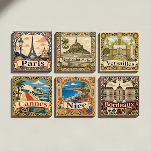 Op de afbeelding: Een set van zes vierkante decoratieve wandprints met illustraties van Franse steden en bezienswaardigheden, waaronder Parijs, Mont-Saint-Michel, Versailles, Cannes, Nice en Bordeaux, elk met sierlijke randen en specifieke regionale motieven.